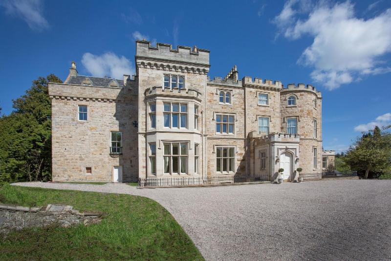 Crossbasket Castle - Genel