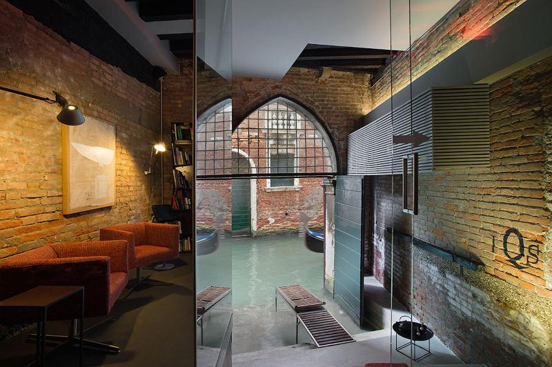 Charming House Iqs - Lobi