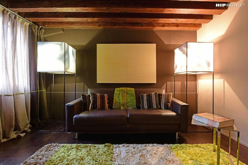 Charming House Iqs - Oda