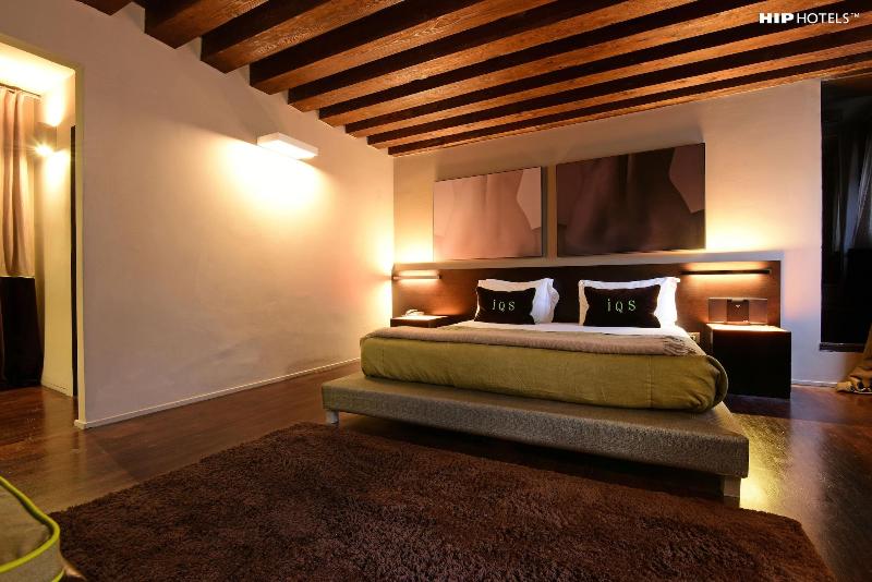 Charming House Iqs - Oda