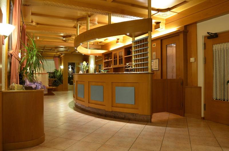 Hotel Ladina - Lobi