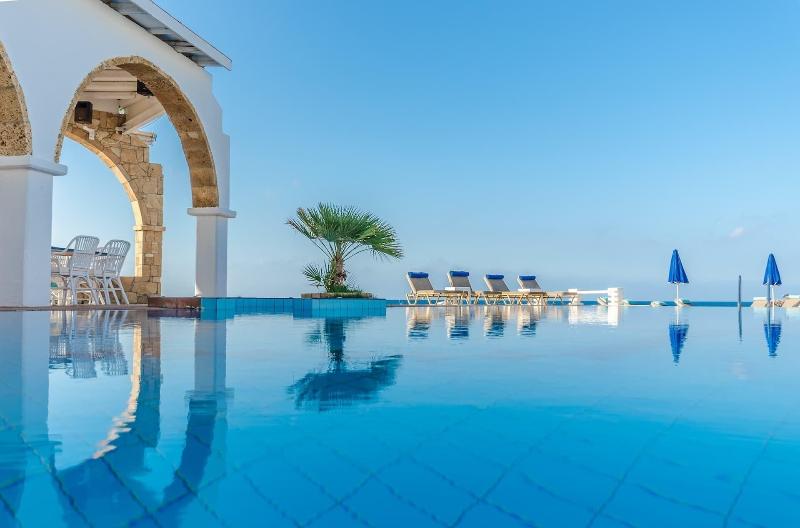 Pyrgos Blue - Genel