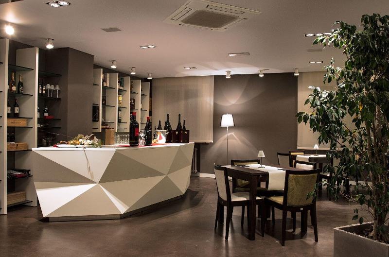 Zara Rooms & Suites - Bar