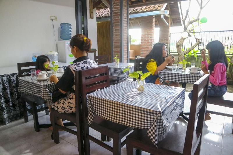 De Lungguh Family Homestay - Restoran