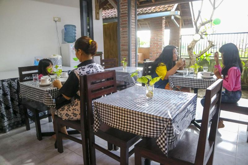 De Lungguh Family Homestay - Restoran