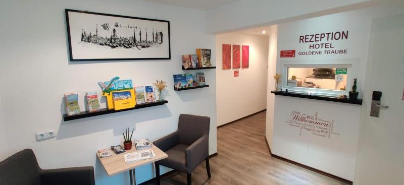 Hotel Goldene Traube - Lobi