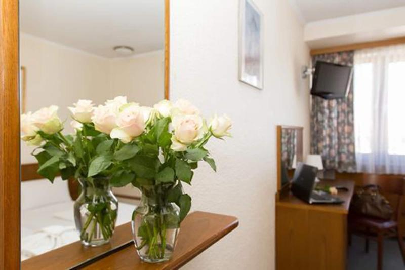 Hotel Spreewitz Am Kurfa Rstendamm - Lobi
