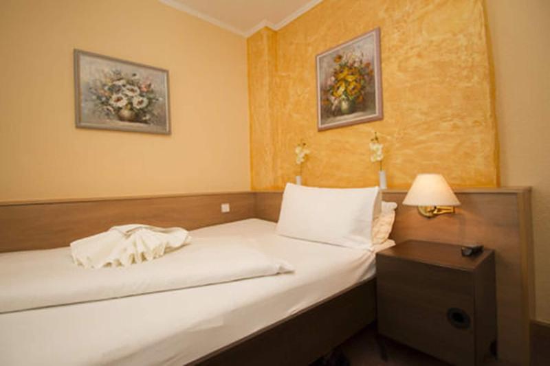 Hotel Spreewitz Am Kurfa Rstendamm - Oda