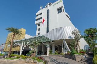 Lux Tychi Hotel Malang by ZUZU otel fotoğrafı