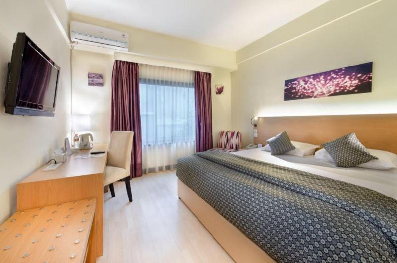 Lux Tychi Hotel Malang by ZUZU - Oda