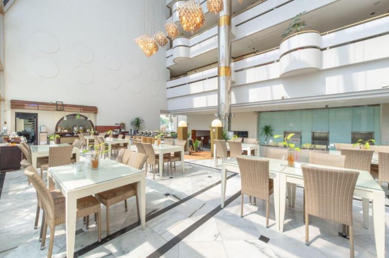 Lux Tychi Hotel Malang by ZUZU - Restoran