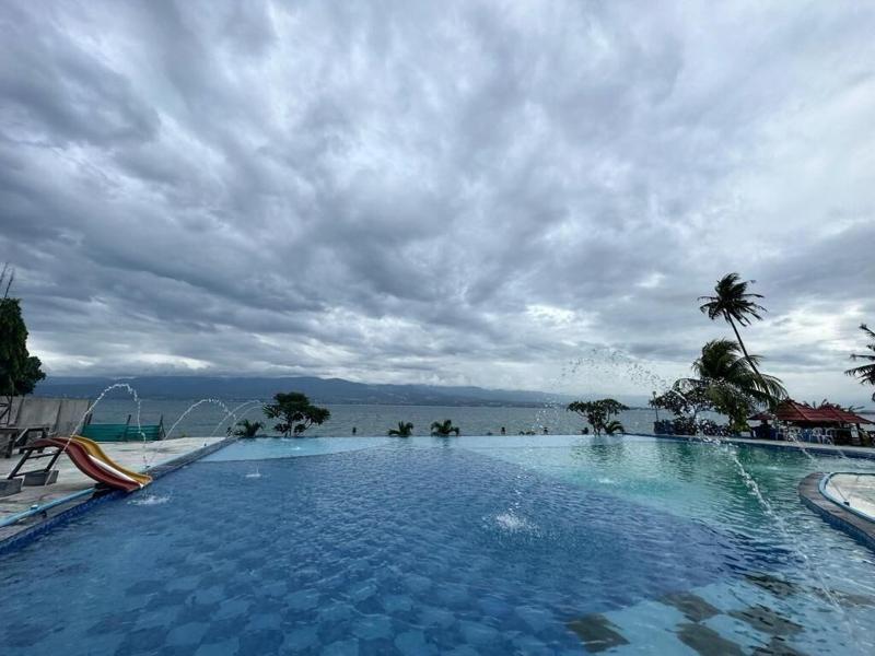 Amazing Beach Resort Palu - Havuz