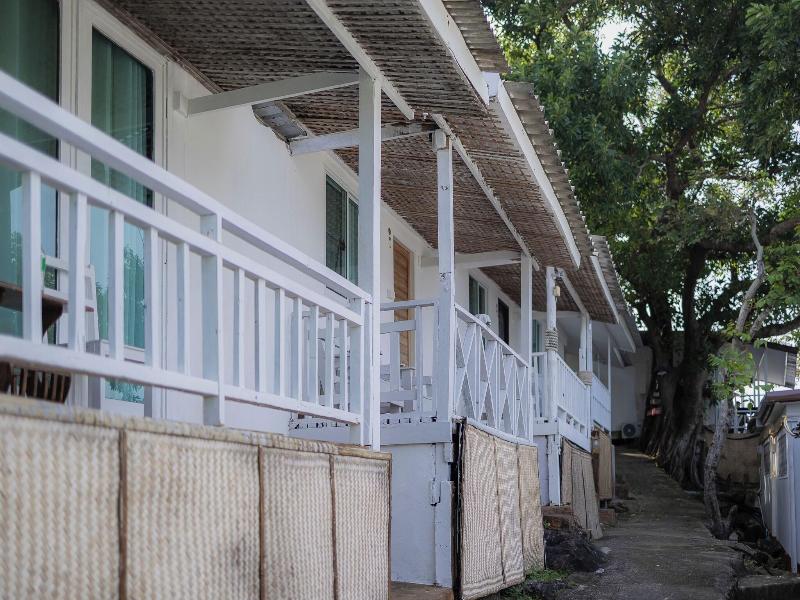 Phi Phi Cozy Seafront Resort - Teras