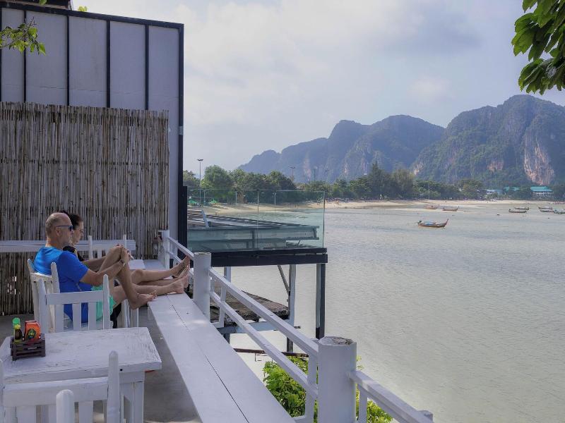 Phi Phi Cozy Seafront Resort - Teras