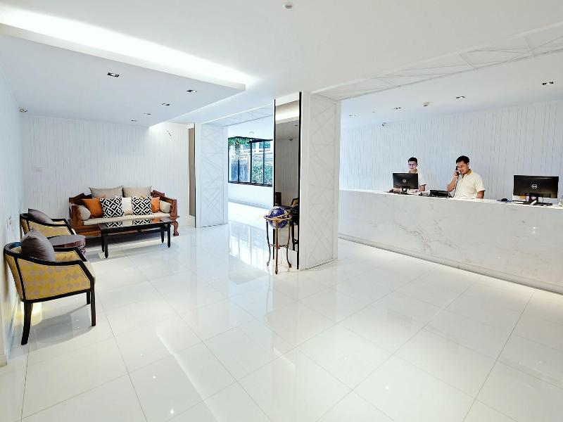 Three Sukhumvit Hotel - Lobi