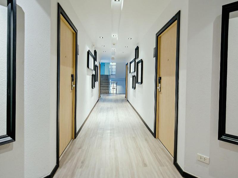Three Sukhumvit Hotel - Lobi