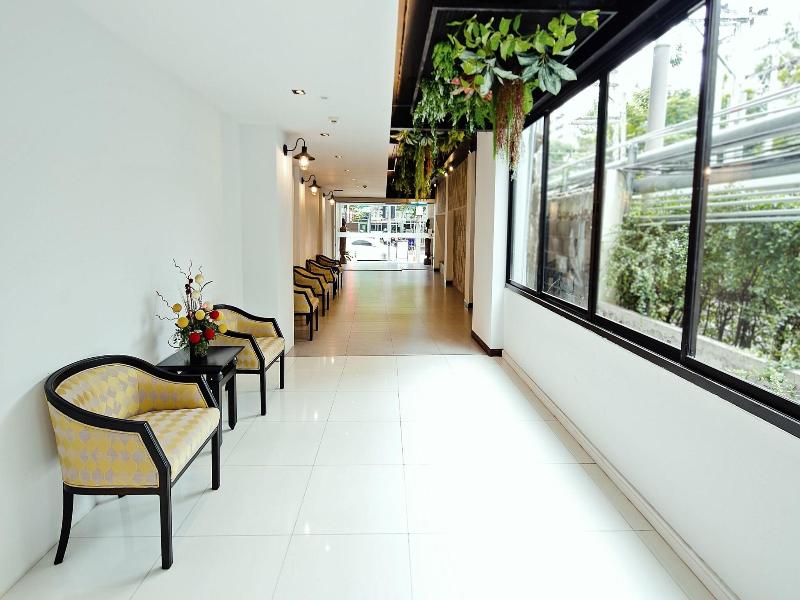 Three Sukhumvit Hotel - Lobi