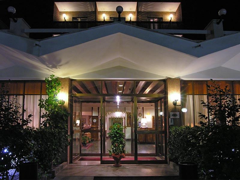 Pinewood Hotel Rome - Genel