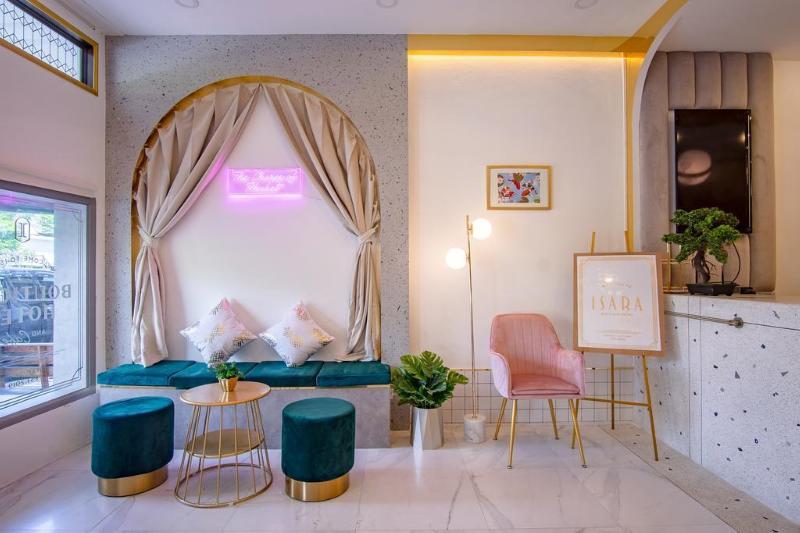 Isara Boutique Hotel and Cafe by ZUZU - Lobi