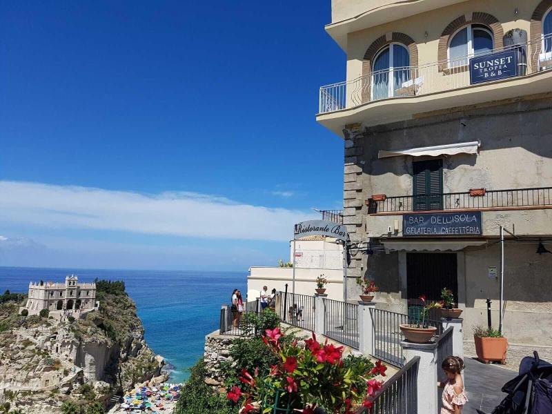 Sunset Tropea - Genel