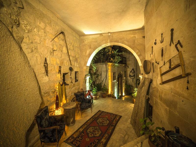 Hidden Cave - Lobi