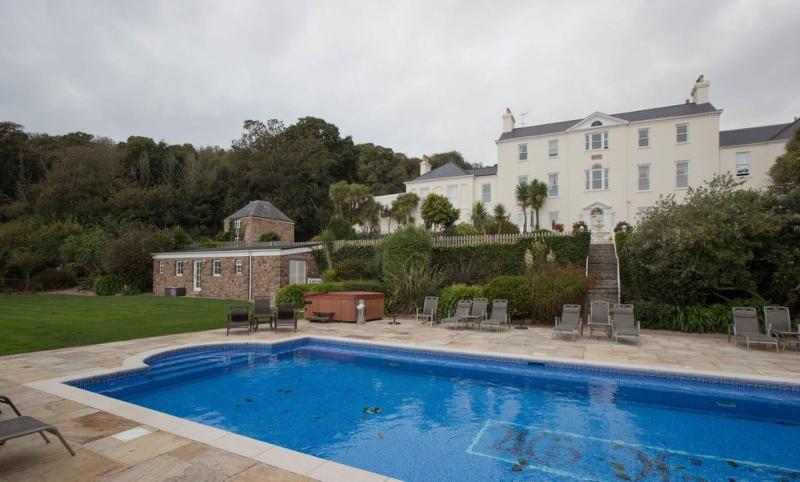 La Haule Manor - Genel
