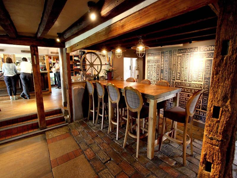 The Crown At Playhatch - Bar