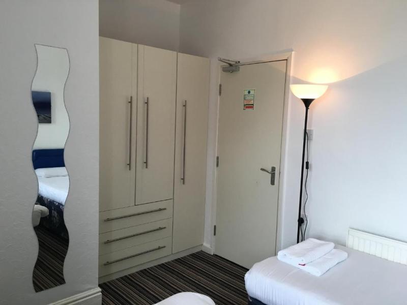Wave Crest Hotel - Oda
