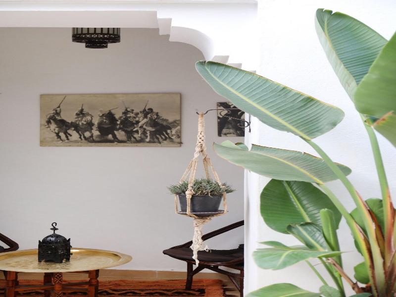 Riad Noor Charana - Genel