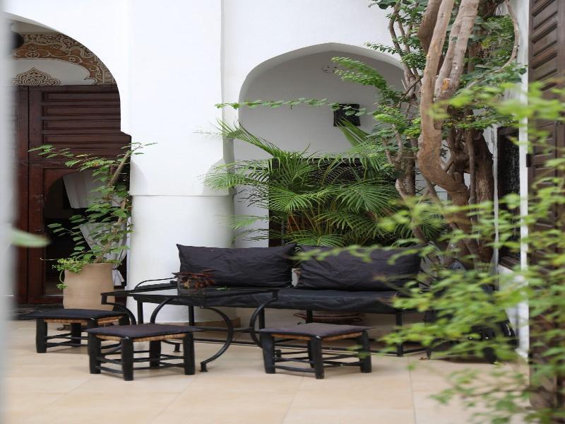 Riad Noor Charana - Genel