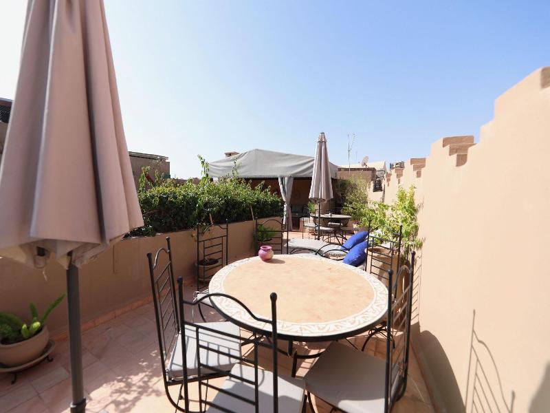 Riad Noor Charana - Genel