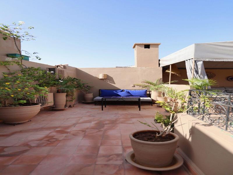 Riad Noor Charana - Genel