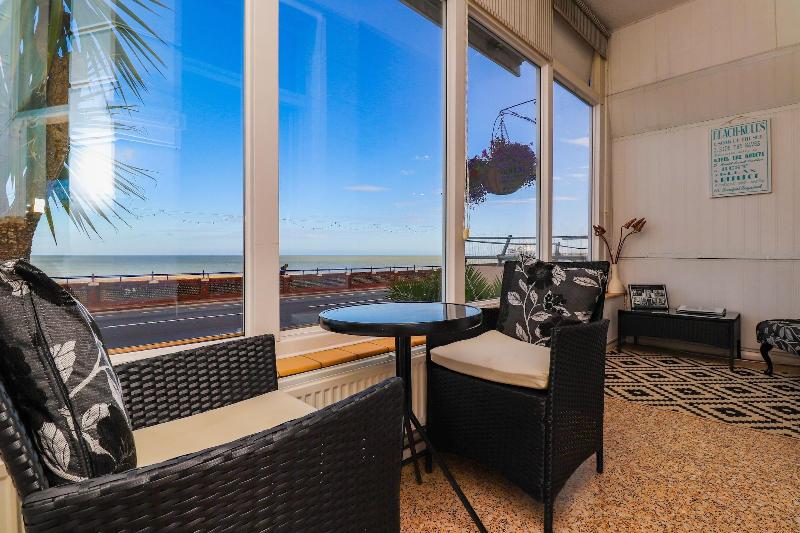 Beach Front Guest House - Teras