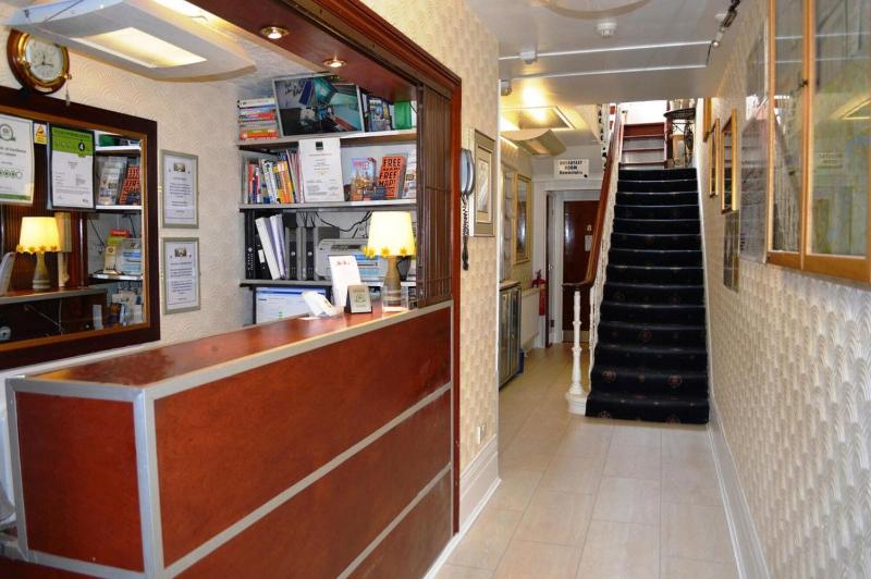 Falcon Hotel - Lobi