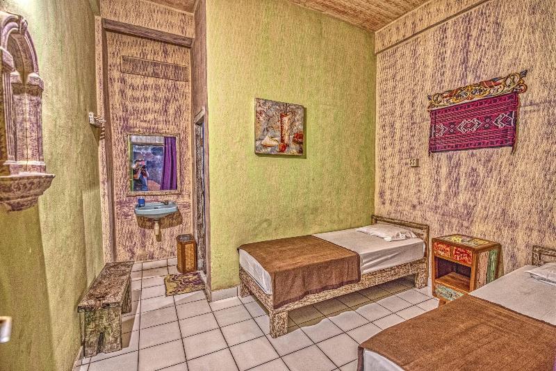 Lovina Central Hostel - Oda