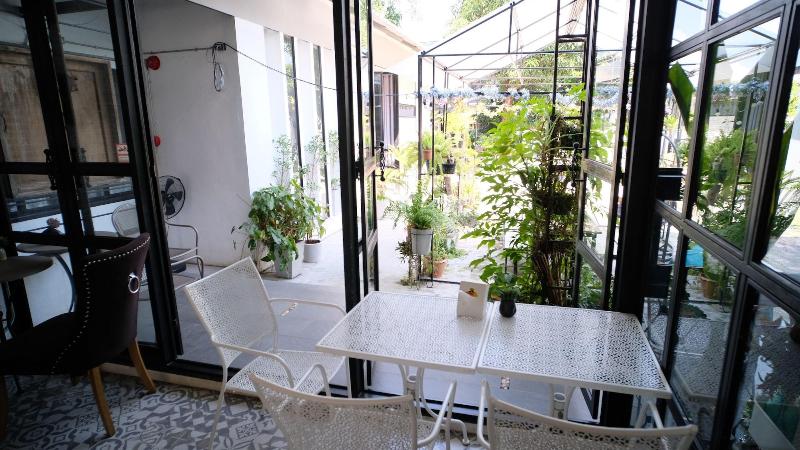 Sherloft Home And Hostel Dormitory - Teras