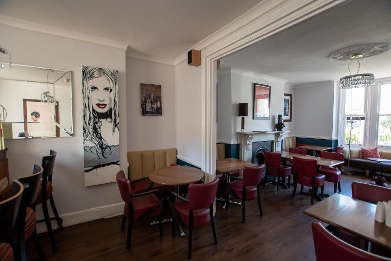 New Steine - Bar