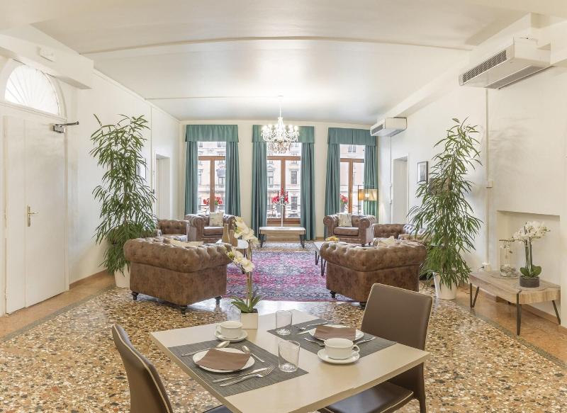 Grand Canal Suites - Lobi