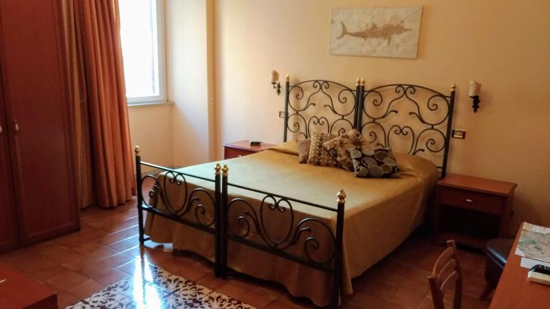 Nicolas Inn - Genel