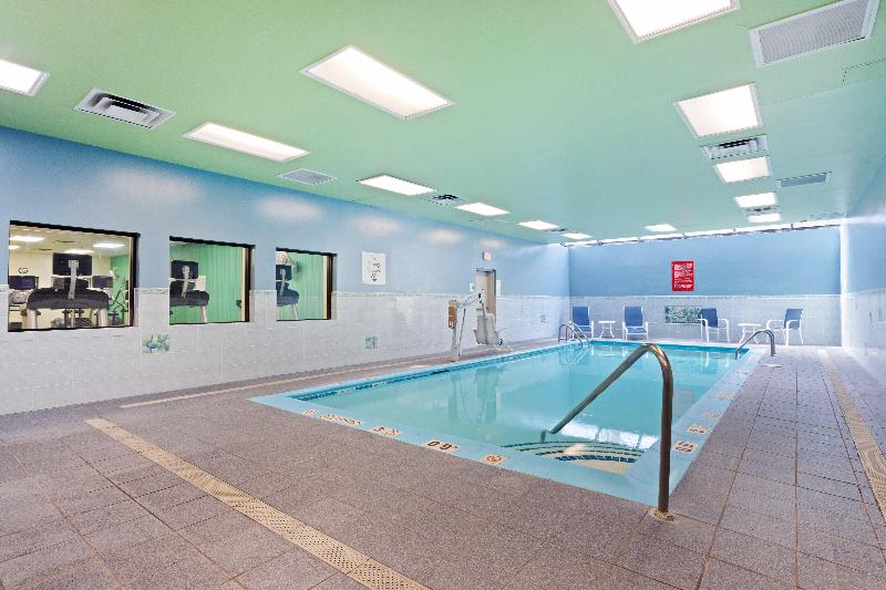 Holiday Inn Express Hauppauge-Long Island - Havuz
