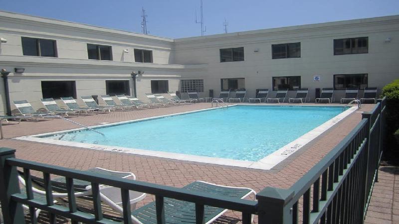 Holiday Inn Plainview-Long Island - Havuz