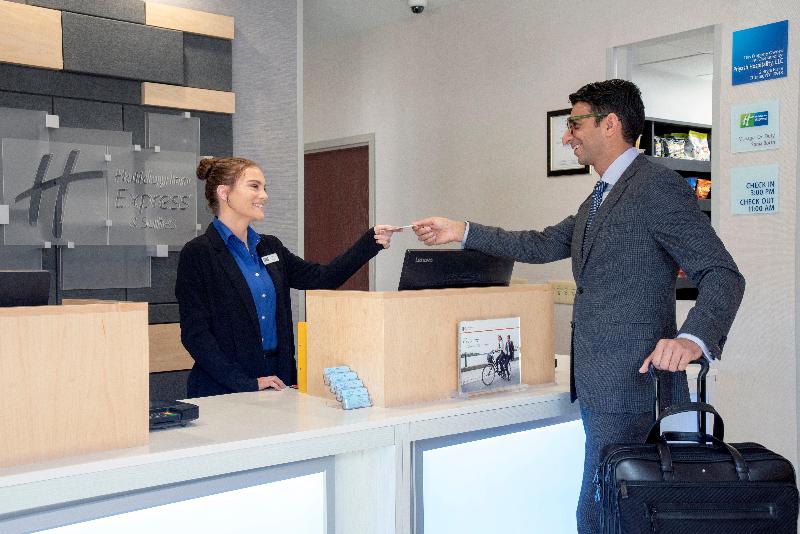 Holiday Inn Express Suites Chester-Monroe-Goshen - Lobi