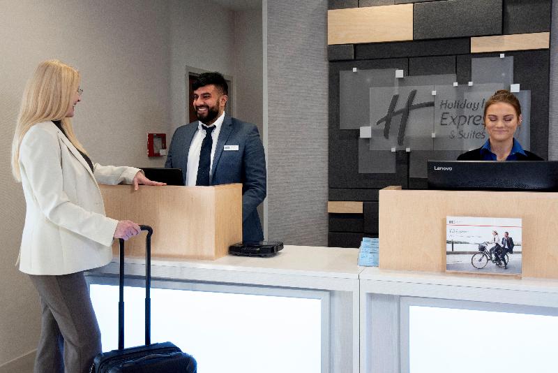 Holiday Inn Express Suites Chester-Monroe-Goshen - Lobi