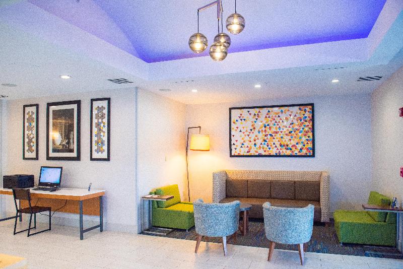 Holiday Inn Express Suites Chester-Monroe-Goshen - Lobi