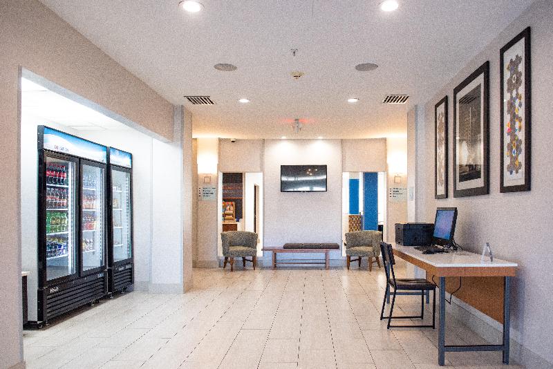 Holiday Inn Express Suites Chester-Monroe-Goshen - Genel