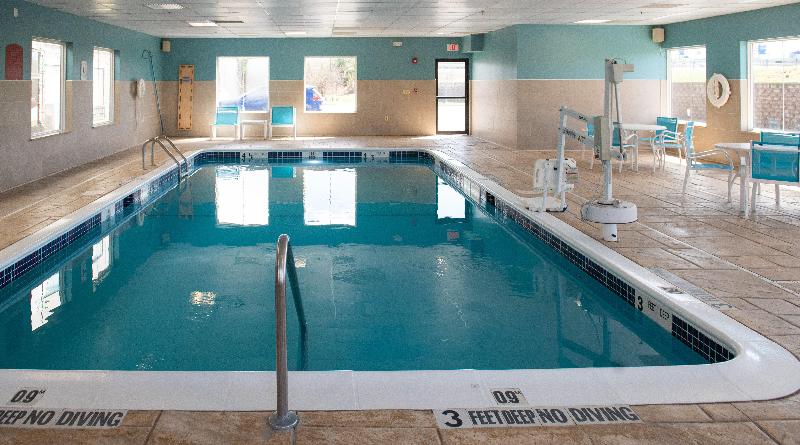 Holiday Inn Express Suites Chester-Monroe-Goshen - Havuz