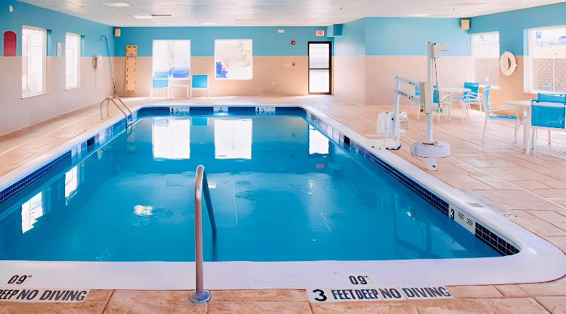 Holiday Inn Express Suites Chester-Monroe-Goshen - Havuz