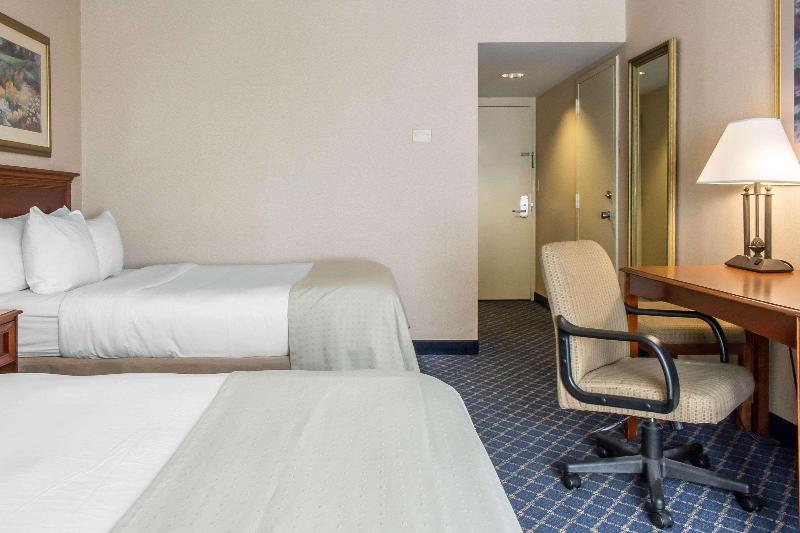 Clarion Conference Ronkonkoma Macarthur Airport - Oda