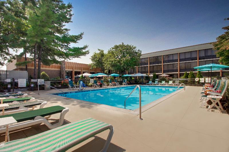 Holiday Inn Westbury-Long Island - Havuz