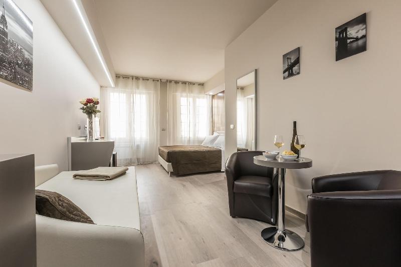 Astoria Deluxe Rooms - Oda
